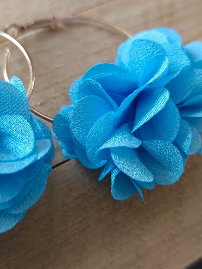 Boucles d'oreilles créoles fleurs bleues - photo numéro 2