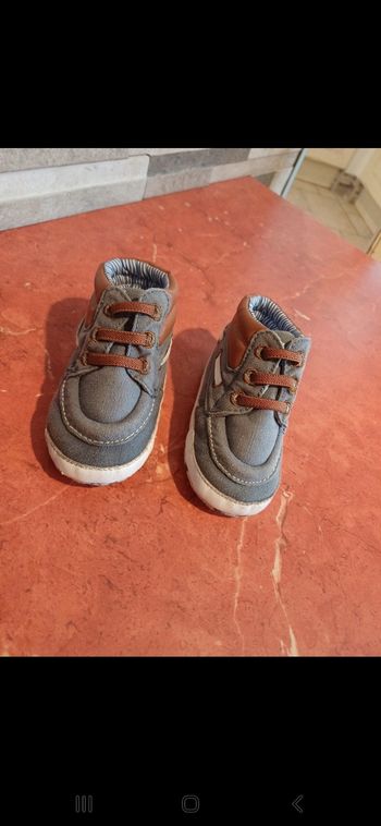 Chaussures bébé taille 6 / 12 mois