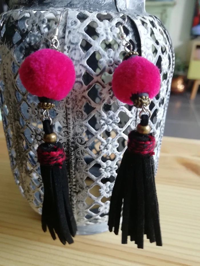 Boucles pompons fuchsia fait main - photo numéro 2