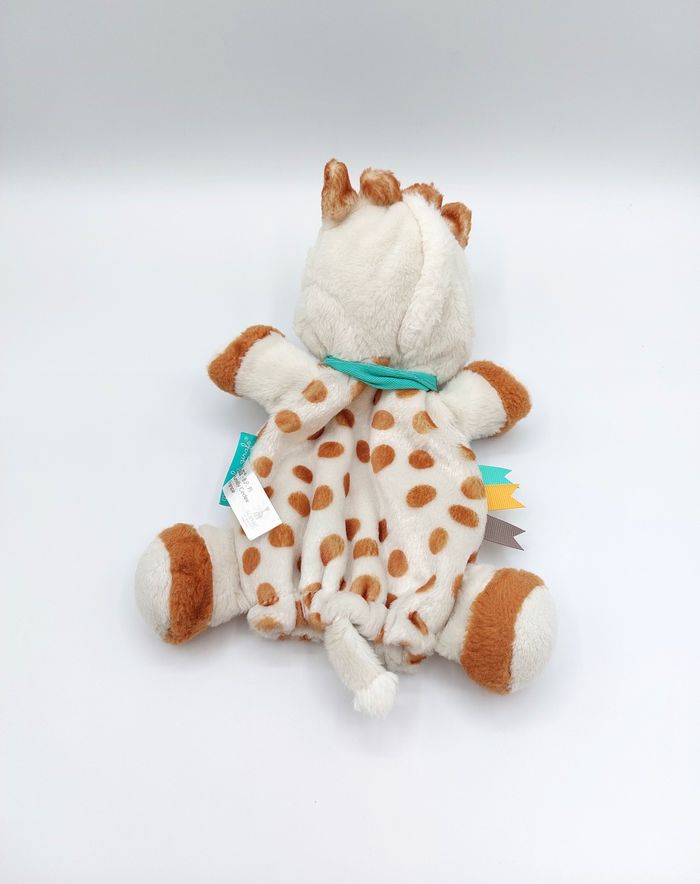 Doudou marionnette Sophie la girafe VULLI peluche écru marron foulard vert - photo numéro 3