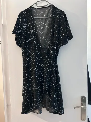 Robe à pois noir courte taille L