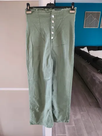 Jean pantalon jambes larges baggy vert kaki taille 38 très bon état effet effiloché sur le haut
