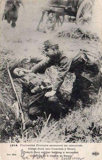 CPA-   CPA - Grande Guerre - 1914 - Soldat Secourant son Camarade Blessé - N°7585