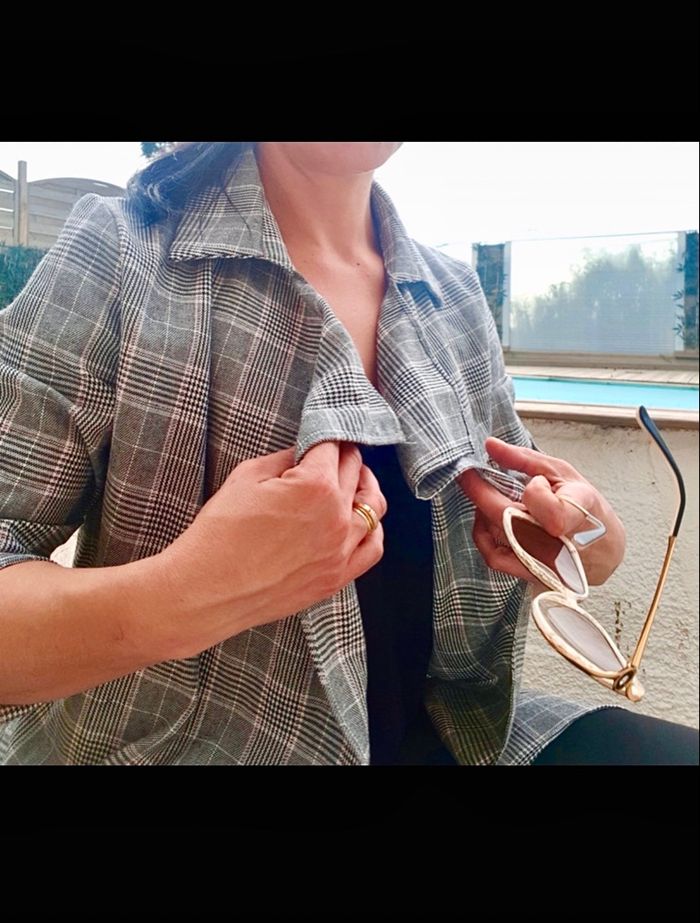 Veste longue Belcci mi-saison non doublée longue ceinturée Prince de Galles Boutonnage fictif Effet peignoir longue et très féminine Carreaux blanc gris noir et très discret rose Étiquetée taille M/L - photo numéro 10