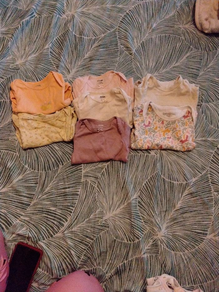 Lot 7 bodies bebe fille – 12 mois et 18 mois