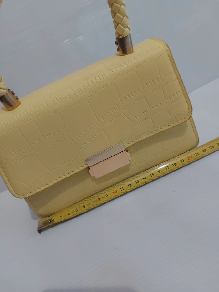 Sac à main jaune clair très peu servi dimensions en photos - photo numéro 10