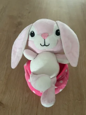 Peluche lapin dans son œuf