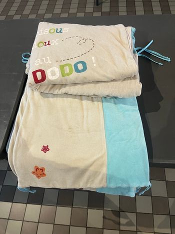 Tour de lit avec couverture