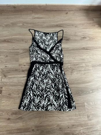 Robe Amisu femme taille 36 couleur blanc noir très bon état