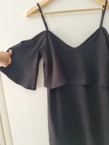 Petite robe noire zara épaules dénudées