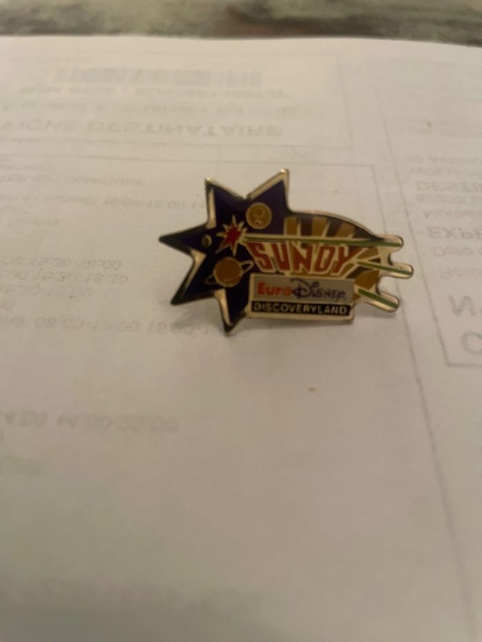 Pin’s Sundy EuroDisney