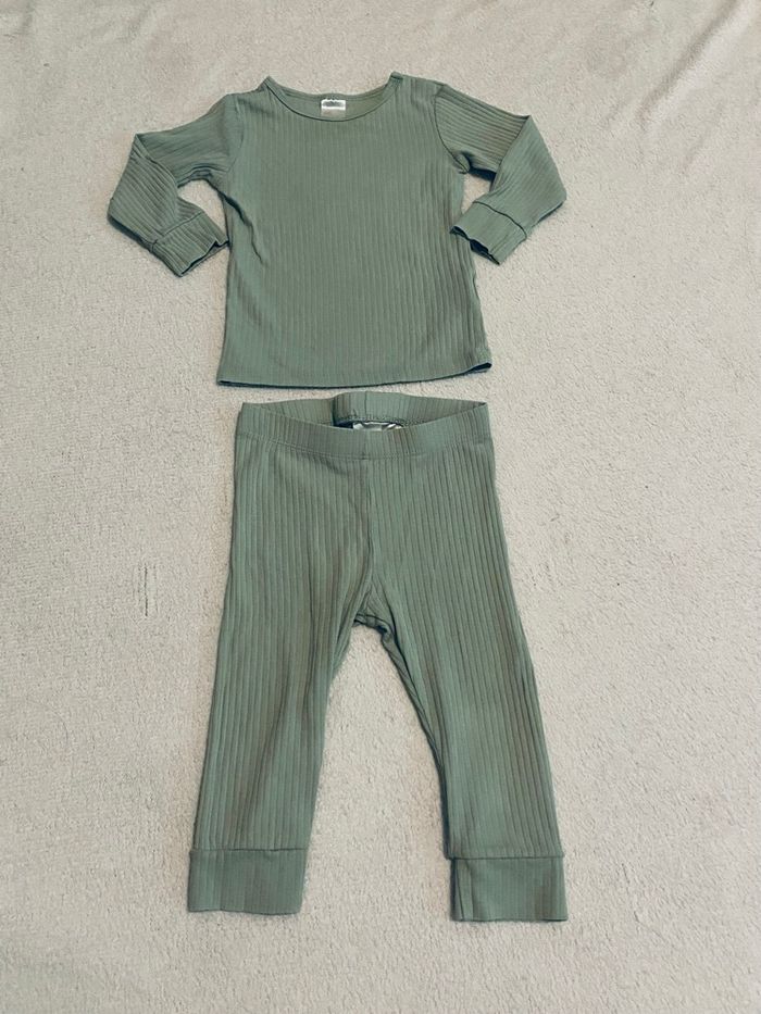 Ensemble fille H&M 9 mois – Haut vert + legging assorti, bon état
