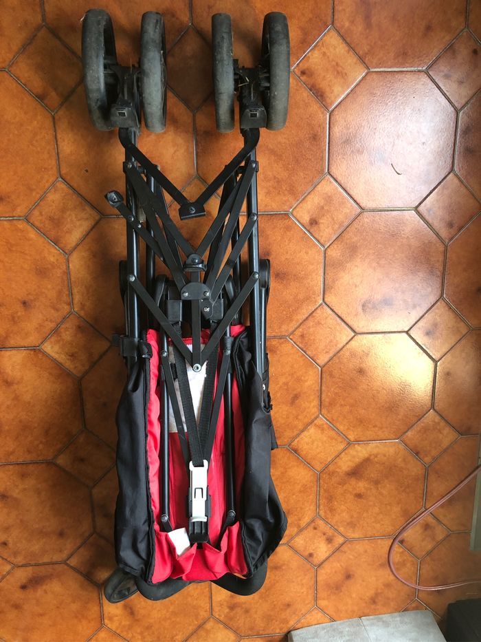 Poussette KIKO modèle Liteway rouge et noir avec panier et pare soleil prix: 80 Euros. À venir récupérer sur Lattes (34) - photo numéro 4