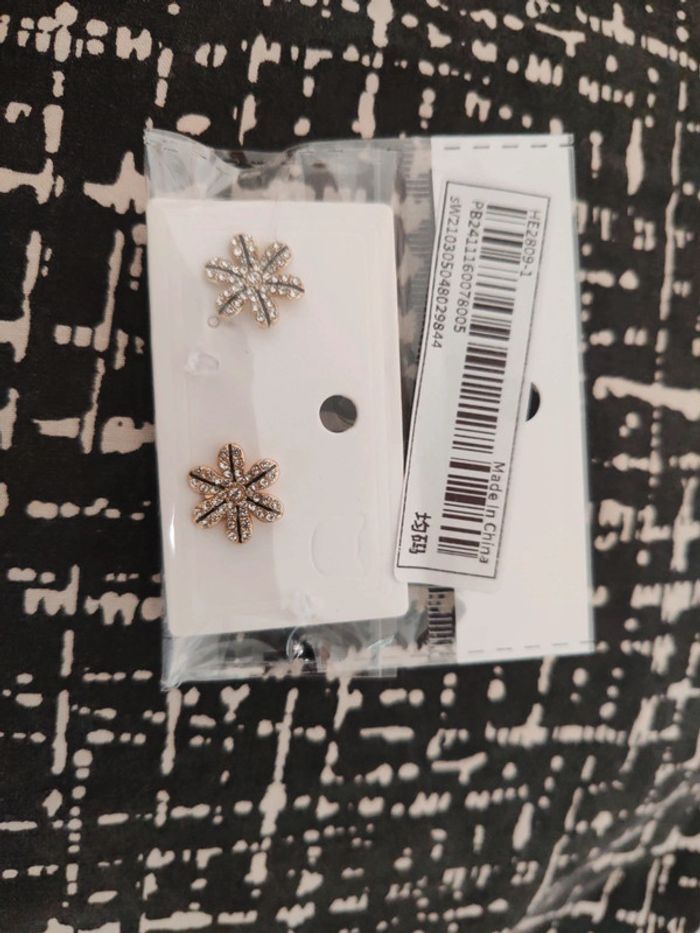 Boucle d'oreille neuf