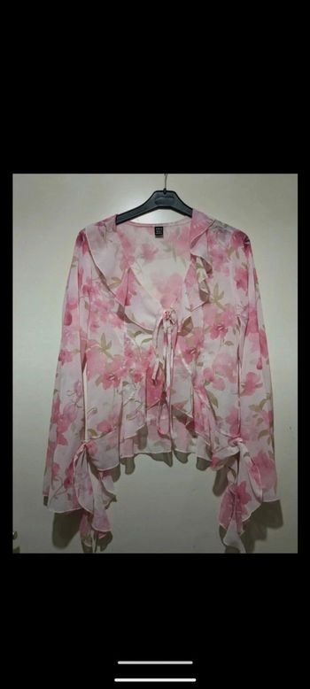 Magnifique blouse à volants en voilage froufrou couleurs romantiques. Taille 38