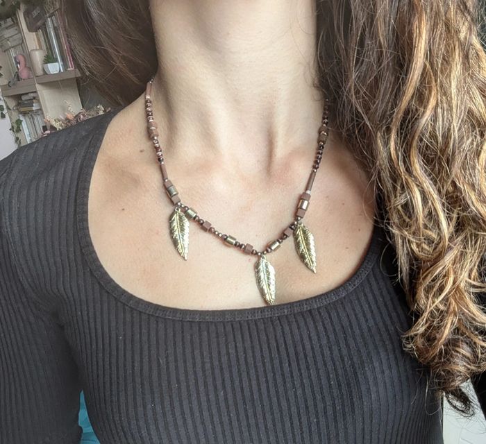 Collier fantaisie avec de petites plumes en métal - photo numéro 2