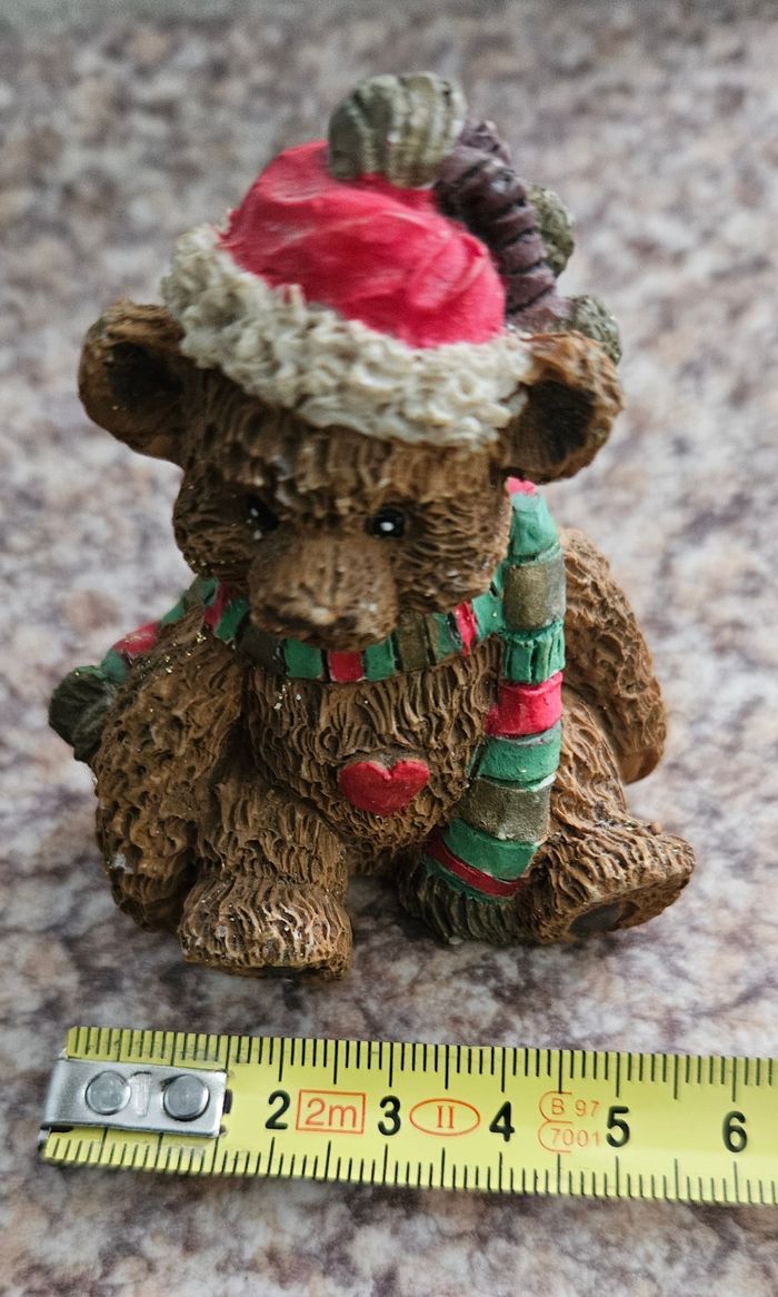 Bibelot ours tenue de Noël