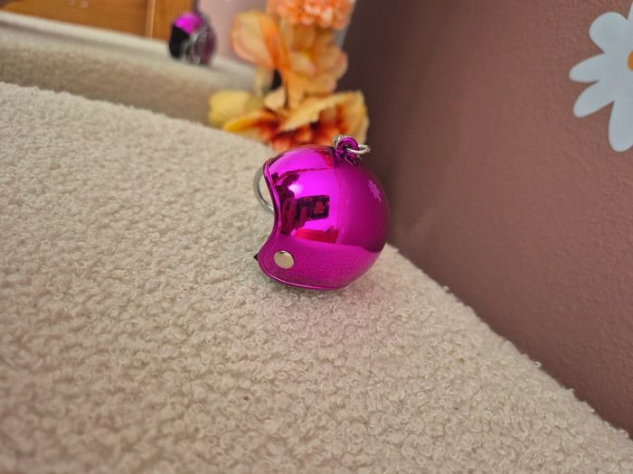 Porte clé casque rose - photo numéro 2