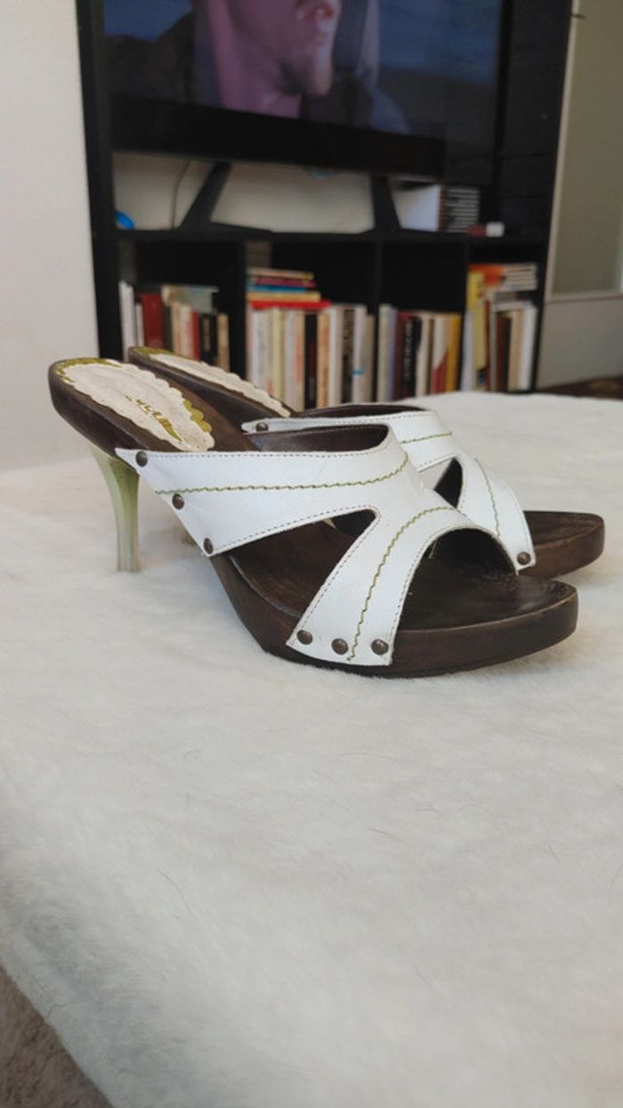 Magnifique mule escarpins vintage ouverts en cuir et bois talon fine transparente - photo numéro 3