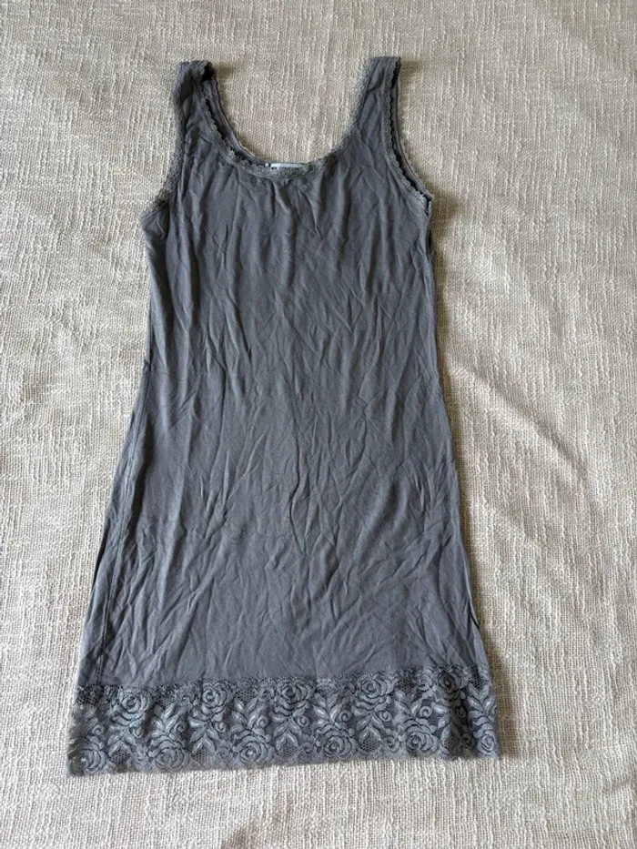 Sous-robe gris en dentelle – Marque New Collection