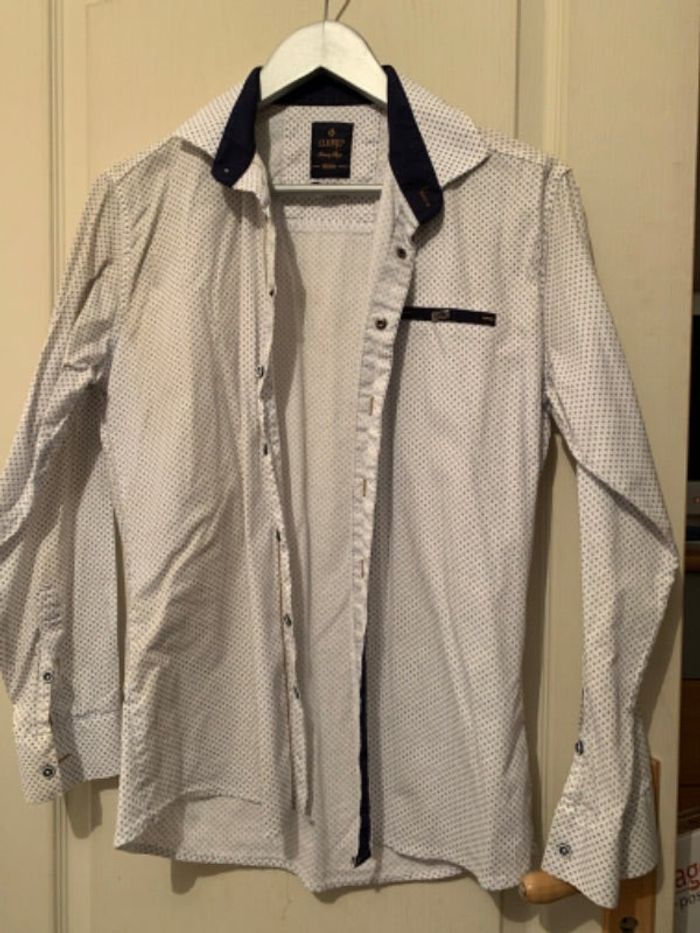 Chemise blanche avec petite croix bleu marine