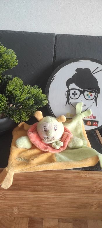 Doudou plat Choco Escargot Le Jardin Merveilleux vert orange Doudou et Compagnie