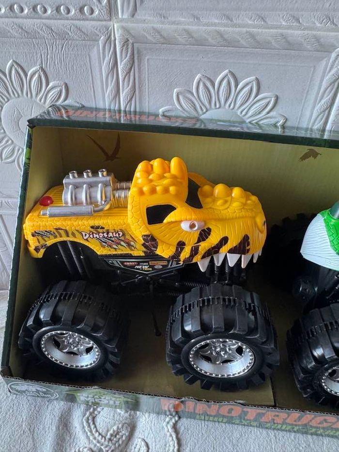 Lot De 2 Voitures 4x4 monster trucks - photo numéro 2