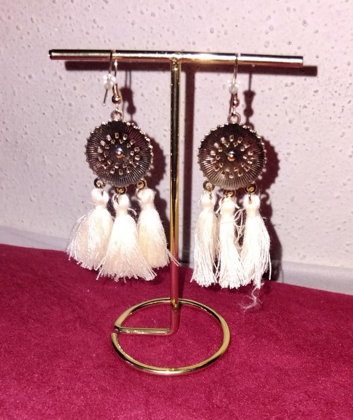 Paire de boucles d'oreilles pendante attrape rêve crème et doré - photo numéro 2