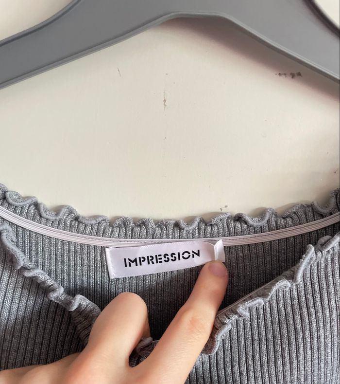 Top gris à épaules découvertes, taille unique, marque Impression - photo numéro 2