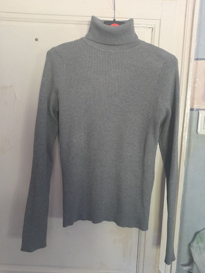 Pull gris côtelé à col roulé, taille M