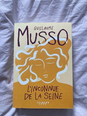 Livre : l’inconnue de la Seine || Guillaume Musso