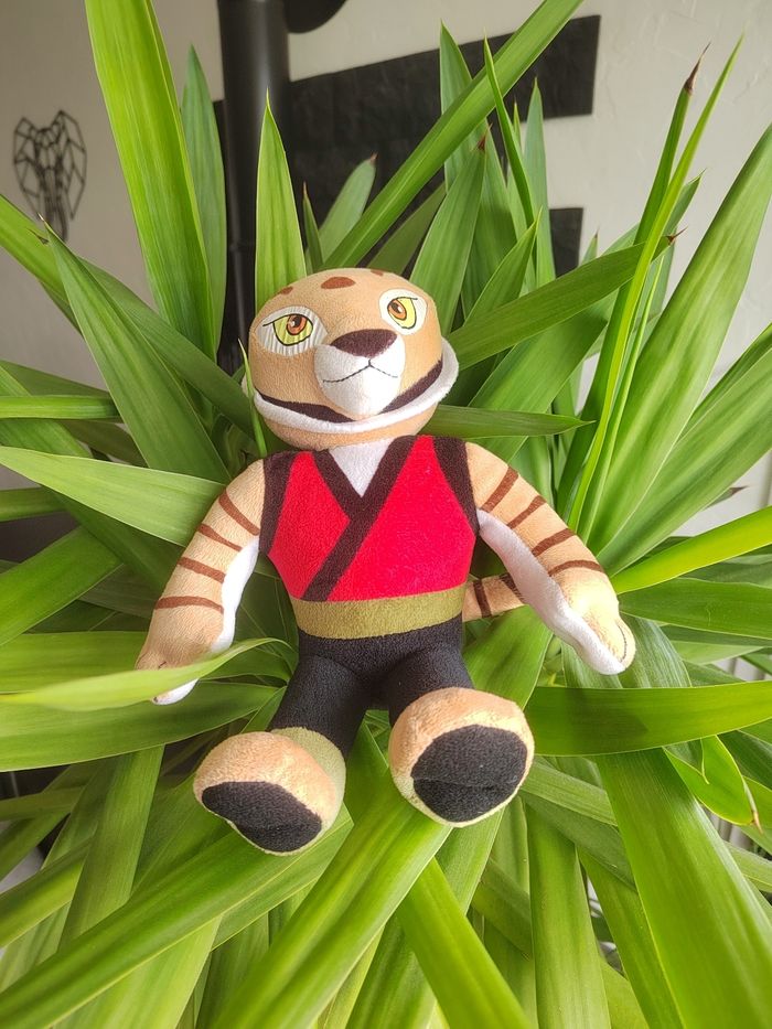 Peluche maître tigresse de kung-fu panda