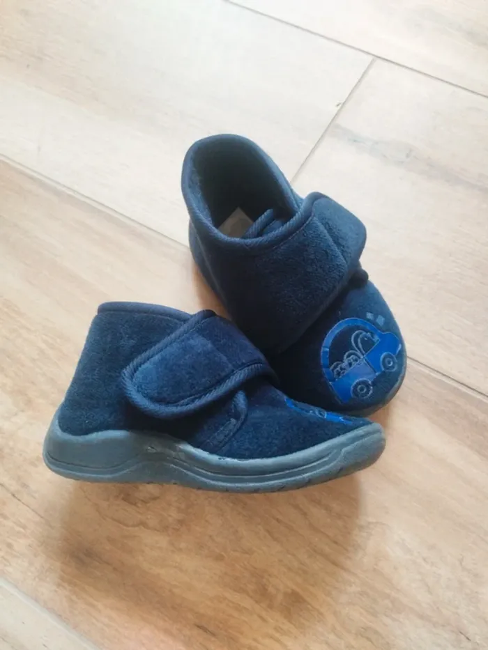 Paire de chaussons marine garçon pointure 23 - photo numéro 2