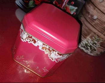 Boîte métallique rouge décorative