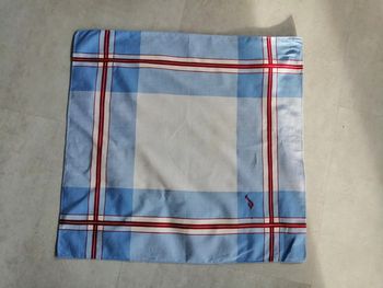 Mouchoir bleu rouge et blanc brodé J