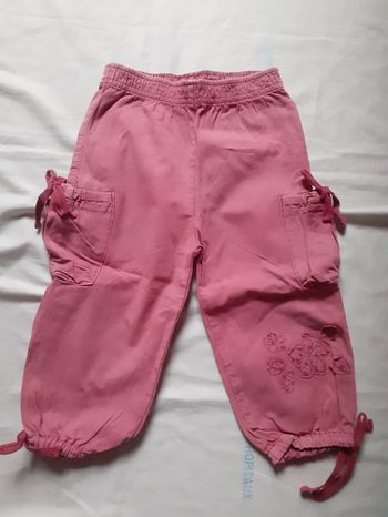 Pantalon vieux rose motif fleurs avec poches de chaque côtés