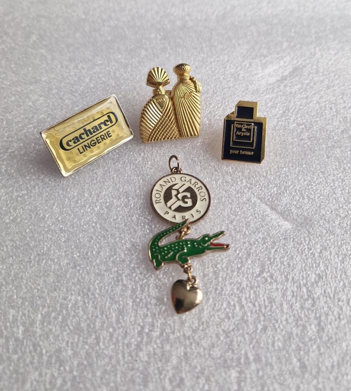 ✨ Lot de 4 pin’s vintage – Cacharel, Van Cleef & Arpels, Roland Garros, Couple doré - photo numéro 2