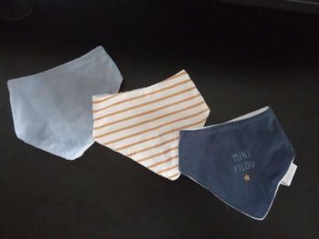 Lot de 3 bavoirs triangle garçon bébé 0,6  mois  ,marine, rayé, bleu ciel, motif