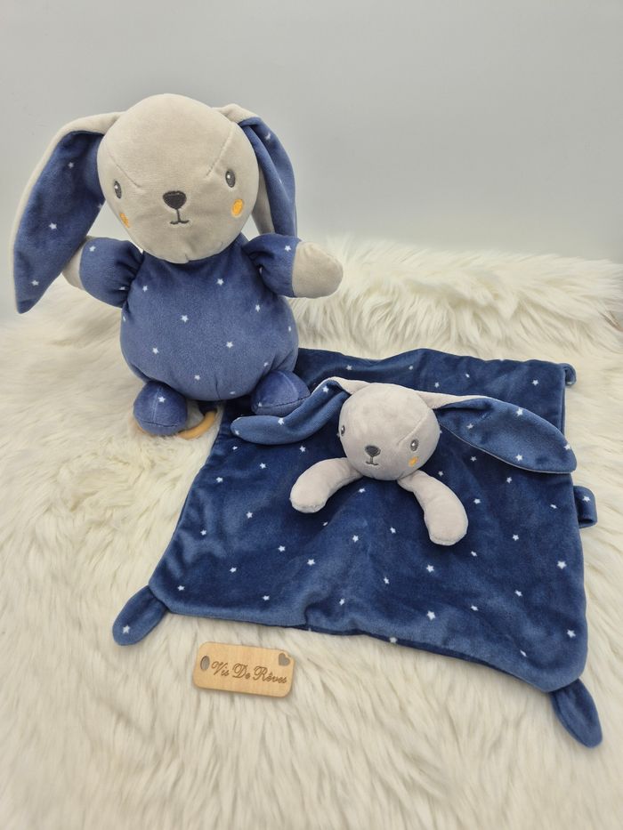 Lot de 2 Doudou peluche Musicale + Doudou plat carré lapin bleu Kiabi