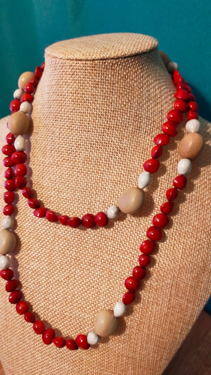 Collier vintage en graines naturelles rouges & ivoire végétal – Collection Terres d’Ailleurs - photo numéro 2