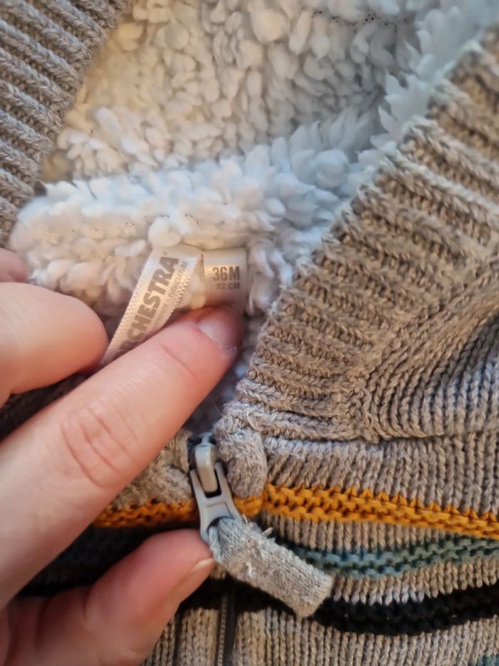 Gilet tricot épais garçon capuche molleton gris motifs 100% coton T36mois TBE orchestra - photo numéro 2