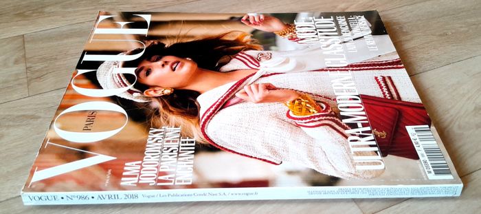 Magazine Vogue n°986 avril 2018 spécial Alma Jodorowsky - photo numéro 2
