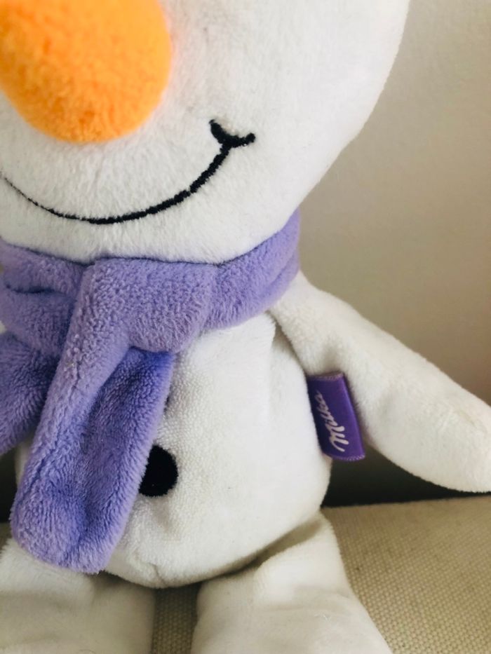 Peluche bonhomme de neige milka bonnet violet - photo numéro 5
