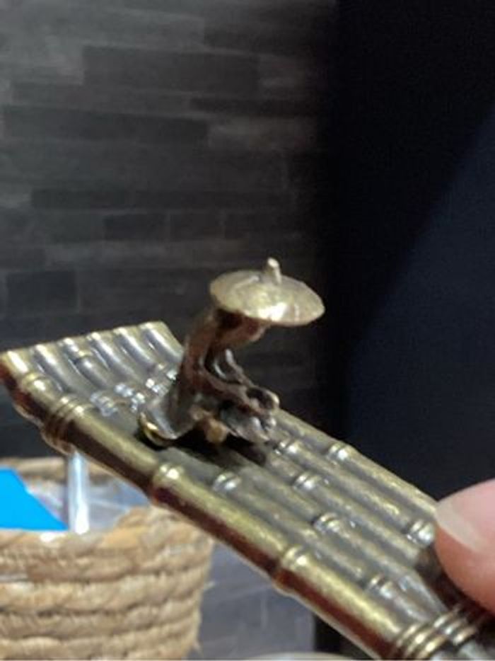 Porte encens vieux pêcheur chinois assis sur une jonque en bambou - photo numéro 2