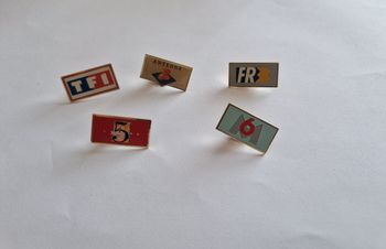 Lot de 5 Pin's Vintage Chaînes Télévision TF1 Antenne 2 FR3 La 5 M6