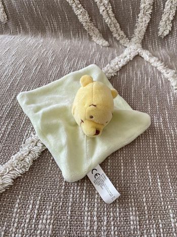 Peluche doudou plat 15cm disney winnie ours jaune et vert très bon état