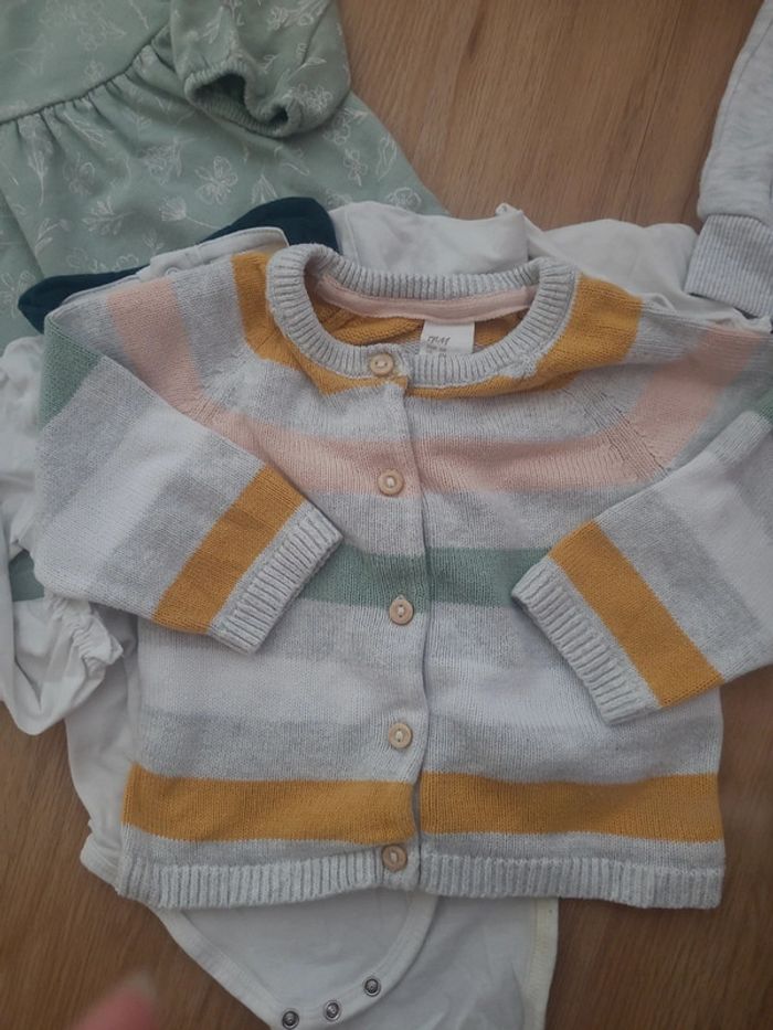 Ensemble lot de 3 pull gilet et 2 bodies taille 6 mois - photo numéro 5