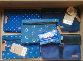 Lot de 5 grandes pochettes Cabaïa neuves dont 1 Série limitée smiley