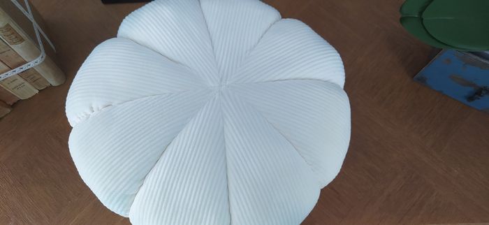 Coussin citrouille beige en velours côtelé. - photo numéro 5