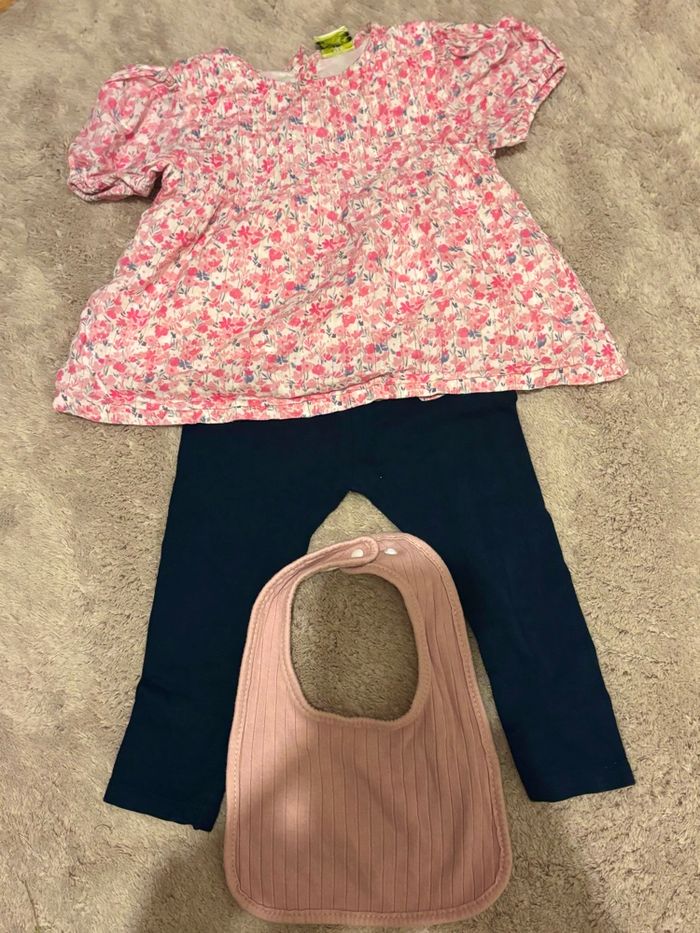 Ensemble vêtements bébé fille + bavoir offert